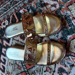 NWT Mata Shoes Pierre Gold Sandals, size 8